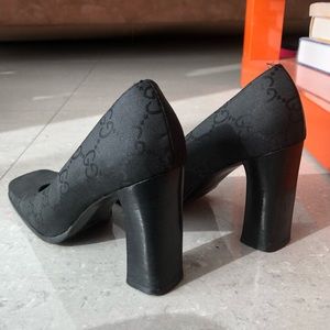 Black Classic Gucci pumps!